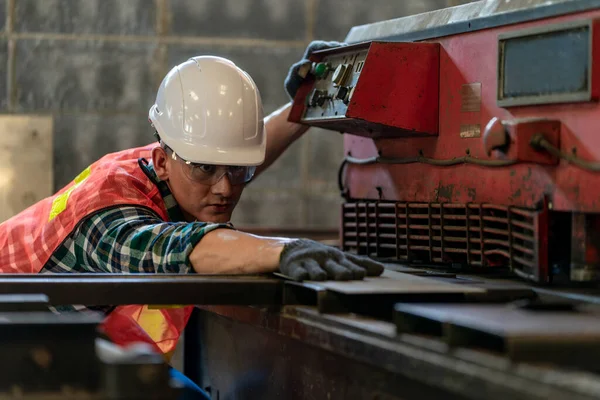 Tecnico Ingegnere Caucasico Che Indossa Manutenzione Del Cappello Rigido Una — Foto Stock