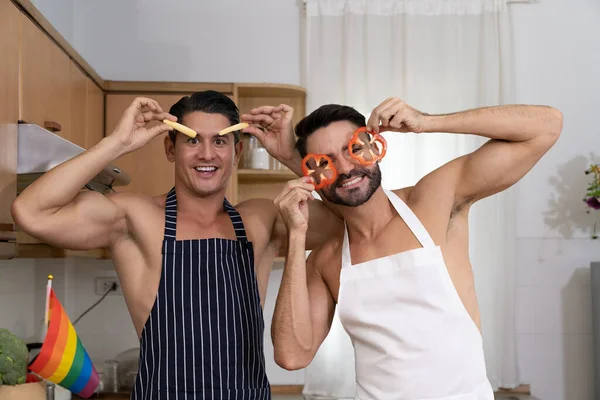 Şefkatli eşcinsel bir çiftin portresi mutfakta birlikte yemek pişirmeyi sever. Romantik çeşitlilikteki eşcinsel erkekler dairede yemek hazırlamak için vakit geçiriyorlar. LGBTQ gurur yaşam tarzlarının ilişkisi