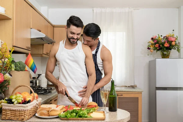 Şefkatli önlüklü eşcinsel çift mutfakta birlikte kahvaltı yapmayı sever. Romantik, çeşitli eşcinsel erkekler bir dairede yemek hazırlamak için vakit geçiriyorlar. LGBTQ gurur yaşam tarzlarının ilişkisi