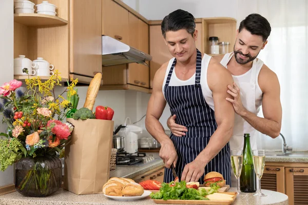 Pareja Gay Cariñosa Delantal Disfrutan Cocinando Desayuno Cocina Juntos Una —  Fotos de Stock
