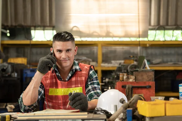 Lavoratore Ingegnere Industriale Caucasico Che Utilizza Telefono Cellulare Mentre Lavora — Foto Stock