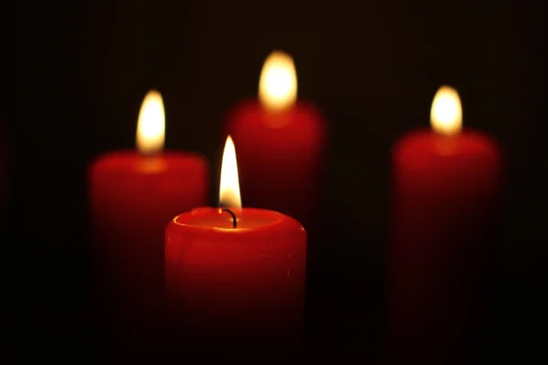 어둠 속에서 신비로운 촛불 — 스톡 사진