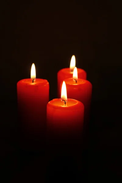 Мистическая свеча в темноте — стоковое фото