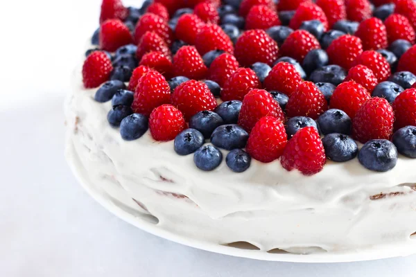 Creamy sweet cake with blueberries and raspberries — Stock Photo, Image
