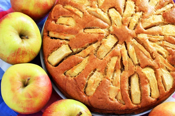 Свежеиспеченный яблочный пирог с яблоками на заднем плане . — стоковое фото