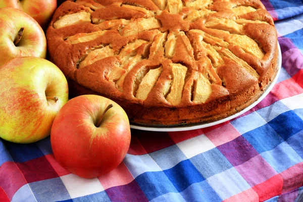 Freshly baked apple pie with apples in the background. — Stock Photo, Image