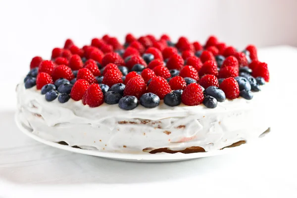 Creamy sweet cake with blueberries and raspberries — Stock Photo, Image