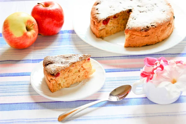 Apple charlotte cake decorated with flowers — Stock Photo, Image