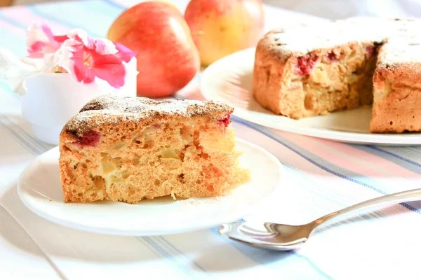 Apple charlotte cake decorated with flowers — Stock Photo, Image