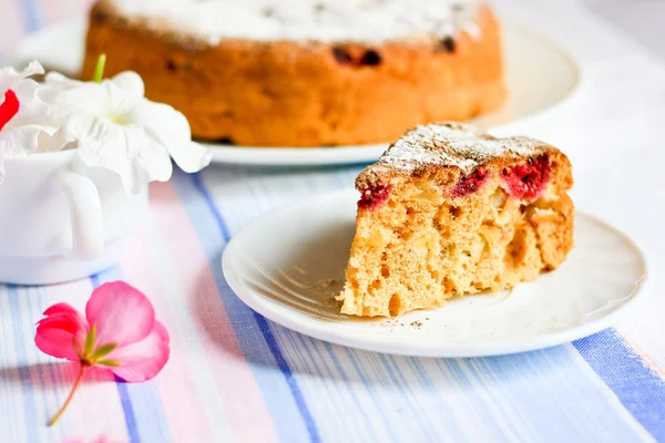Apple charlotte cake decorated with flowers — Stock Photo, Image