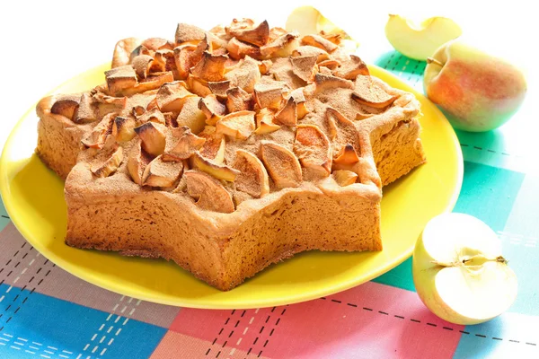 Вкусный домашний торт с яблоками и корицей в форме звезды — стоковое фото
