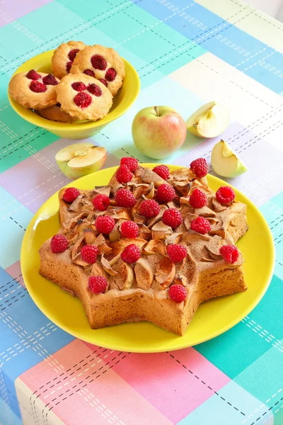 Вкусный домашний торт с яблоками и корицей в форме звезды — стоковое фото