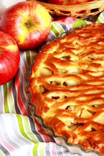 Яблочный пирог с решеткой — стоковое фото