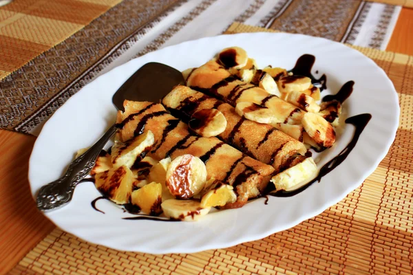 Crêpes farcies de semoule, bananes et oranges trempées de chocolat noir — Photo