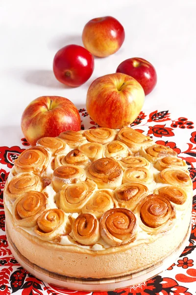 Вкусный яблочный пирог на белом фоне . — стоковое фото