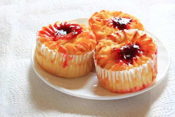 Cheese muffins with cherry jam. A light snack — Stock Photo, Image