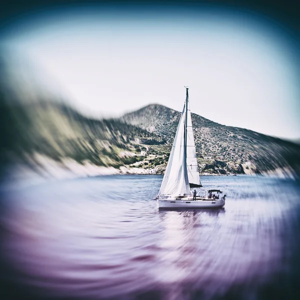 Zeilboot op de Egeïsche zee in de buurt van Nisyros eiland — Stockfoto
