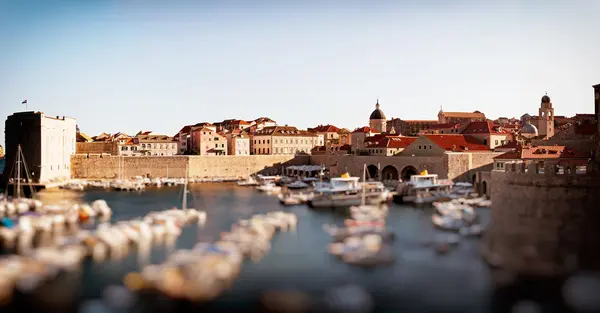 Вид на старый порт Дубровника. Хорватия, Европа. Эффект сдвига наклона — стоковое фото
