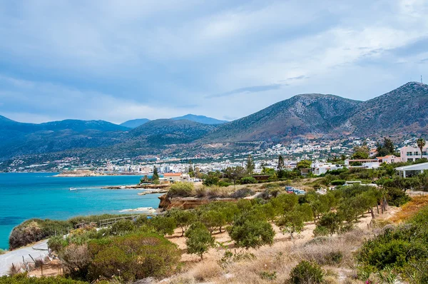 Panorama de la ciudad Hersonissos en Creta, Grecia y montañas — Foto de Stock