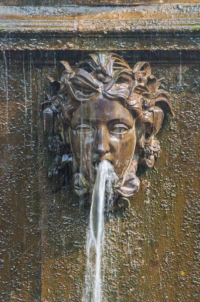 Peterhof Palace St Petersburg, Rusya. Maske - Upperer Bahçe bir çeşme detayını. Peterhof Unescos Dünya Mirası listesinde yer Palace