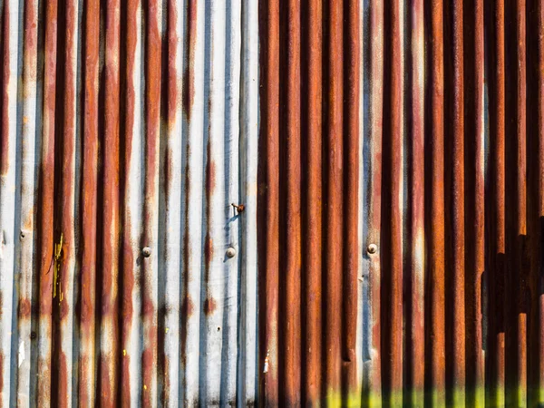 Paslı kıvrımlı metal duvar