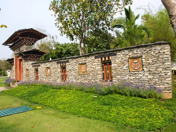 Taş duvar Bhutan geleneksel ahşap dekorasyon — Stok fotoğraf