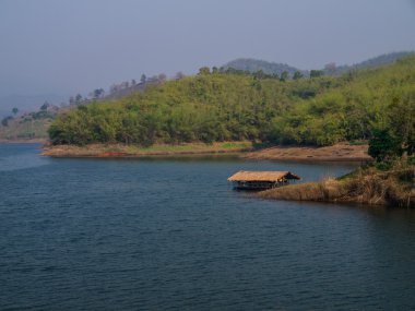 Bambu kulübe Chiang rai, Tayland huzurlu gölde yüzen