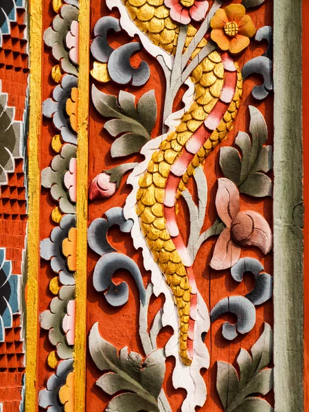 bhutan geleneksel ahşap dekorasyon kırmızı kapı oyma