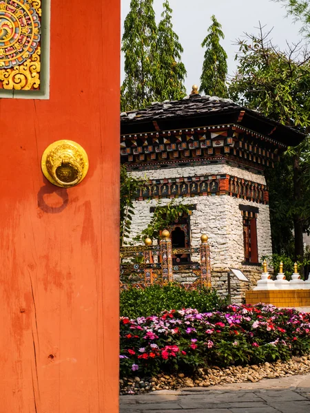 Opened wooden gate tp Bhutan garden — Stock Photo, Image