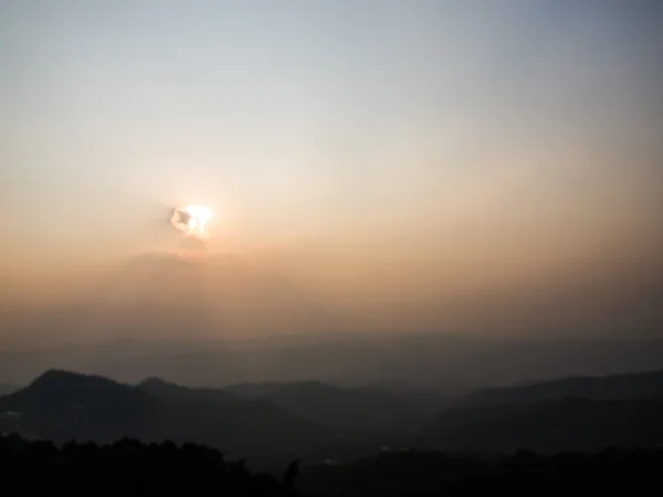 Ηλιοβασίλεμα στο βουνό, doi chang στο Τσιάνγκ Ράι, Ταϊλάνδη — Φωτογραφία Αρχείου