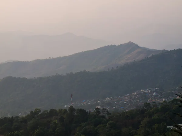 Montanha no crepúsculo em Chang hill em Chiang rai, Tailândia — Fotografia de Stock
