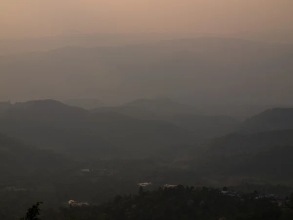 Montanha no crepúsculo em Chang hill em Chiang rai, Tailândia — Fotografia de Stock