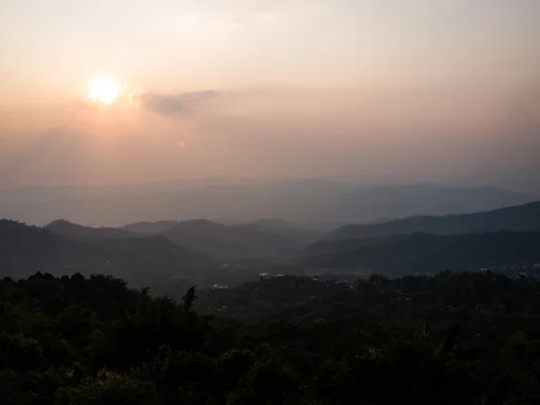 Puesta de sol en la montaña, Doi Chang en Chiang rai, Tailandia — Foto de Stock