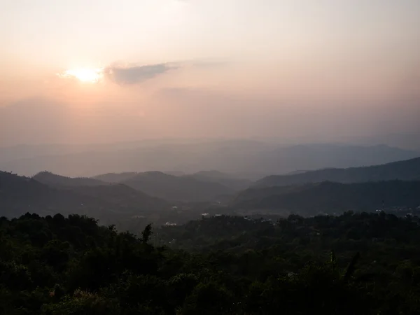 Zachód słońca w górach, doi chang w chiang rai, Tajlandia — Zdjęcie stockowe