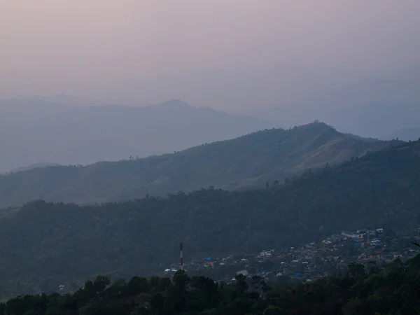 Montanha no crepúsculo em Chang hill em Chiang rai, Tailândia — Fotografia de Stock