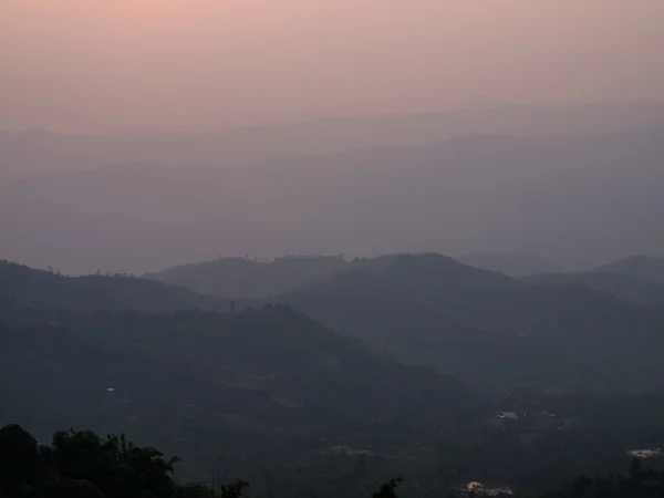 Montanha no crepúsculo em Chang hill em Chiang rai, Tailândia — Fotografia de Stock