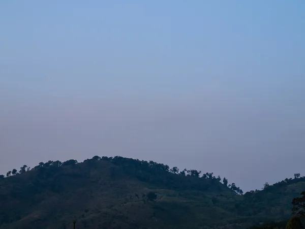 Góry w zmierzchu w chang hill w chiang rai, Tajlandia — Zdjęcie stockowe