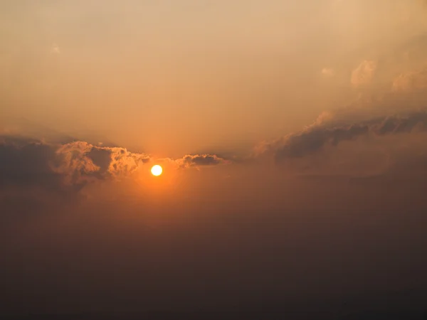 Atemberaubender goldener Himmel bei Sonnenuntergang — Stockfoto