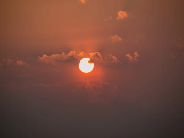 Atemberaubender goldener Himmel bei Sonnenuntergang — Stockfoto