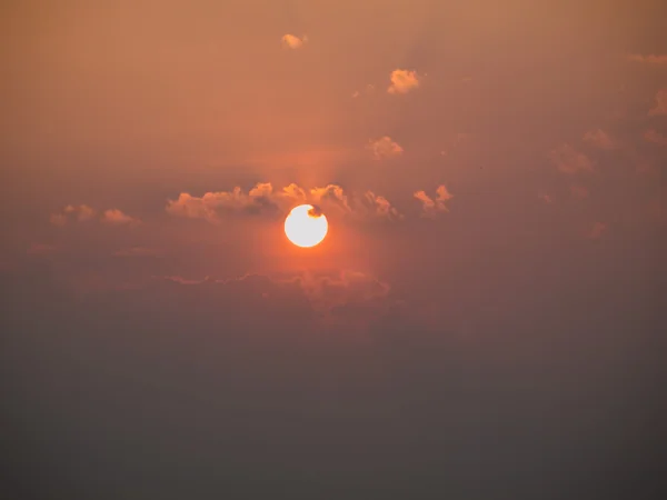 Atemberaubender goldener Himmel bei Sonnenuntergang — Stockfoto