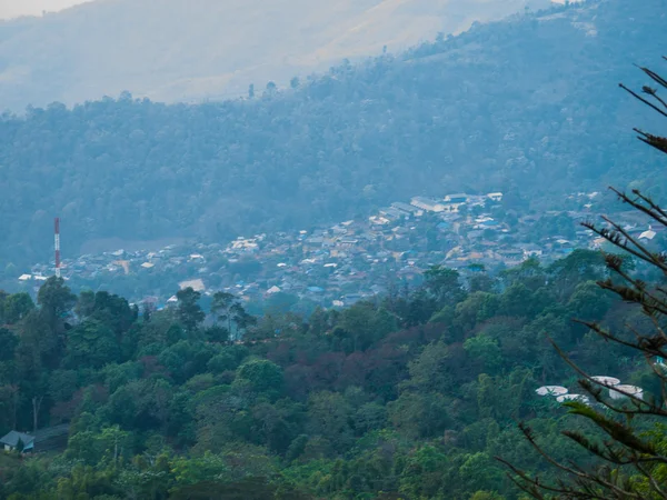 Berg in schemering in chang heuvel in chiang rai, thailand — Stockfoto