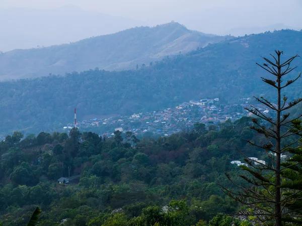 Montanha no crepúsculo em Chang hill em Chiang rai, Tailândia — Fotografia de Stock