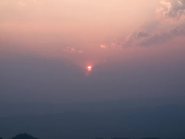 Impressionante céu dourado por do sol — Fotografia de Stock