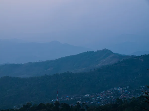 Berg in schemering in chang heuvel in chiang rai, thailand — Stockfoto