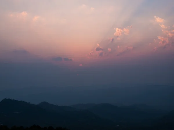 Pôr do sol na montanha, Doi Chang em Chiang rai, Tailândia — Fotografia de Stock