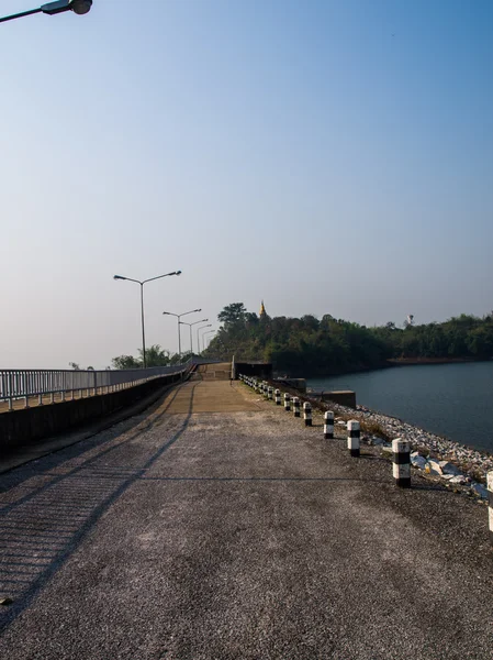 Цемент дороги на озері в Чіанг Рай, thailan — стокове фото