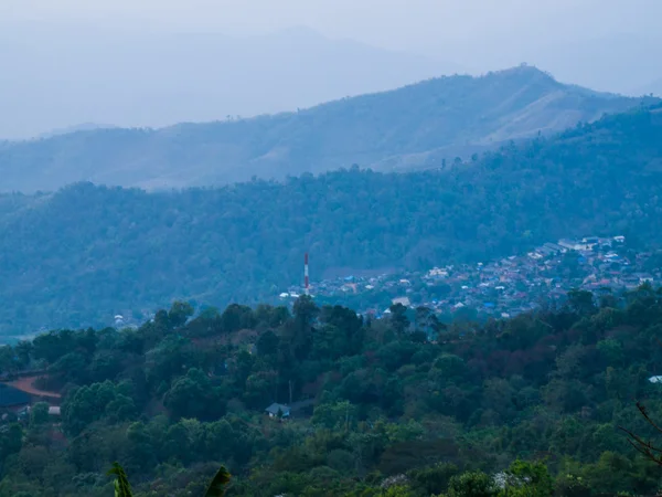 Montagna al crepuscolo in collina Chang in Chiang rai, Thailandia — Foto Stock