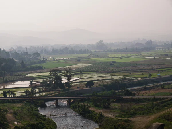 Canel y arrozal cerca del embalse de Mae Suay, Chiang rai, Tha — Foto de Stock