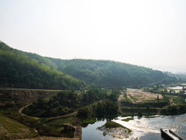 Canel en paddy veld in de buurt van chiang rai, mae suay reservoir, tha — Stockfoto