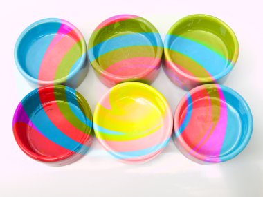 Açık mavi, yeşil, sarı ve pembe twirling soyut arka şeritler